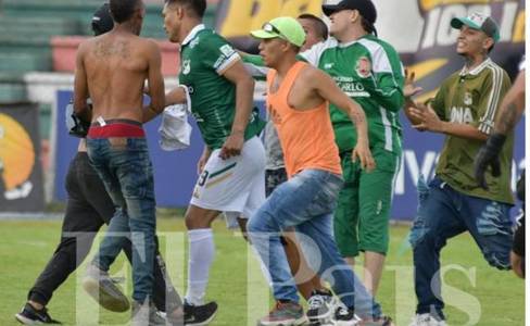 Columbia: Fanii au invadat terenul la un meci. Jucătorul Teofilo Gutierrez a fost agresat - VIDEO - 
