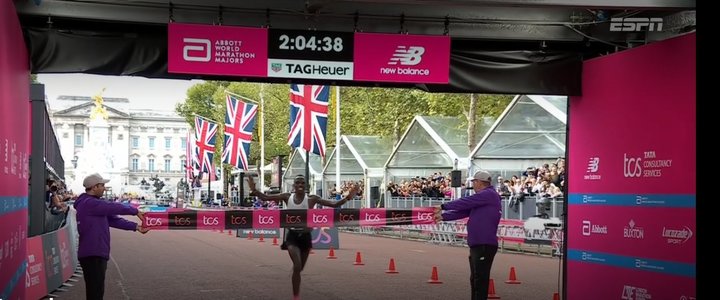 Amos Kipruto şi Yalemzerf Yehualaw au câştigat maratonul de la Londra