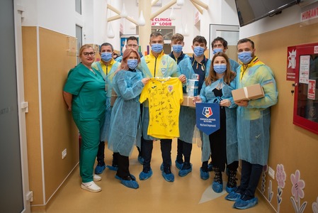 Naţionala U20: Tricolorii au distribuit kituri necesare copiilor născuţi prematur la Spitalul Matern din Arad - FOTO 