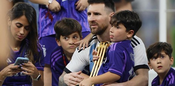 Presa internaţională îl elogiază pe Messi: Nu-l mai comparaţi cu Diego, lumea îi aparţine lui Messi acum