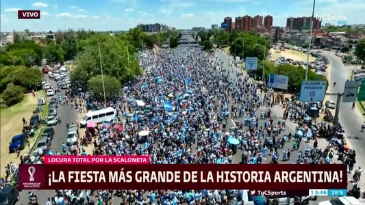 Nebunie la Buenos Aires: 4 milioane de persoane pe străzi. Fanii dansează Meneaito în aşteptarea trecerii autocarului cu Messi şi campionii mondiali - VIDEO