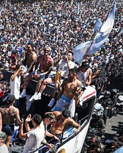 Incidente pe drumul campionilor la Buenos Aires. Jucătorii au fost urcaţi în elicoptere / Cinci milioane de fani pe străzi - FOTO/VIDEO