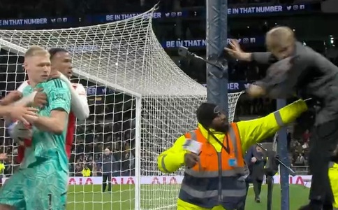 Incident la meciul Tottenham – Arsenal: Portarul Ramsdale a fost lovit de un suporter – VIDEO