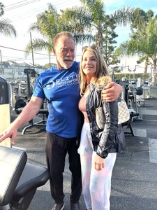 Nadia Comăneci s-a întâlnit la sală, la Los Angeles, cu Arnold Schwarzenegger. Românca a fost prezentă şi la gala Grammy - FOTO