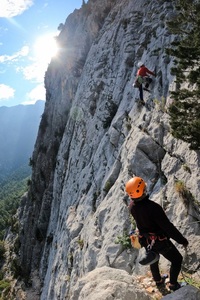 Manual inedit de căţărare tradiţională şi de aventură, prefaţat de alpinistul Alex Găvan: Pentru toţi cei iubitori de libertate şi de înalt, cartea aceasta este o sărbătoare