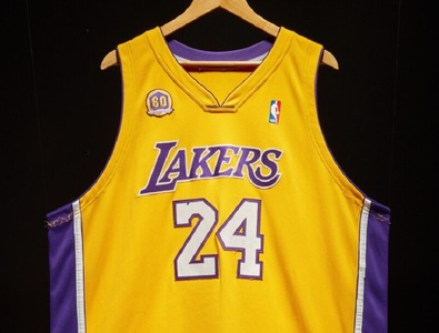Un tricou al lui Kobe Bryant, vândut la licitaţie cu 5,8 milioane de dolari