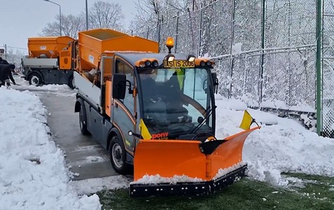 Zăpadă la Iaşi: Eforturi pentru curăţarea gazonului sintetic din Copou, pentru două meciuri programate miercuri - VIDEO