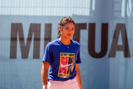 Emma Răducanu s-a retras de la Madrid din cauza unor probleme la mâna dreaptă. Marţi, ea a susţinut o conferinţă de presă în care spus în total 58 de cuvinte. I s-au adresat 16 întrebări