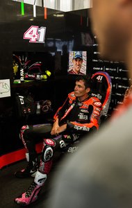Pilotul spaniol Aleix Espargaro a evitat o pisică la calificările pentru Grand Prix-ul Spaniei la MotoGP - VIDEO