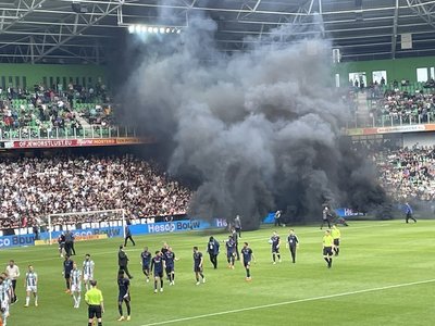 Ţările de Jos: Meciul dintre Groningen şi Ajax Amsterdam a fost suspendat, după auncarea de fumigene în teren