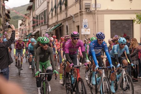 Ciclism: Încă şase abandonuri în Turul Italiei din cauza covid
