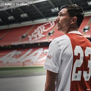 Steven Berghuis (Ajax) a lovit un fan. Jucătorul îşi cere scuze - VIDEO