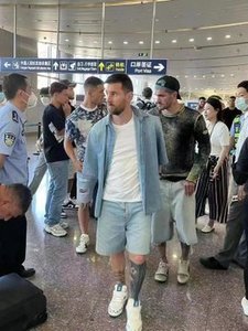 Lionel Messi a ajuns în China. Sute de fani l-au aşteptat la aeroport - VIDEO