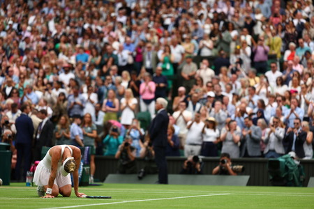 Câştigătoare surpriză la Wimbledon: Marketa Vondrousova a învins-o pe Ons Jabeur, în finală