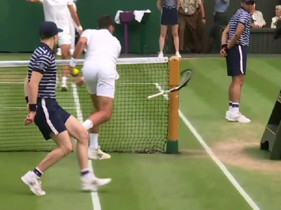 Djokovici, amendat după ce şi-a distrus racheta lovind-o de stâlpul fileului la finala de la Wimbledon - VIDEO