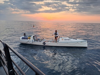 Bărbatul aflat în barca cu vâsle care a fost salvat de ARSVOM a ajuns cu bine în Portul Mangalia/ El este sportivul Alexandru Dumbravă, care îşi propusese să doboare recordul de vâslit în Marea Neagră - FOTO
