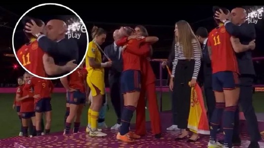 Cupa Mondială feminină: Controverse în Spania după ce preşedintele federaţiei a sărutat-o pe gură pe o jucătoare – VIDEO