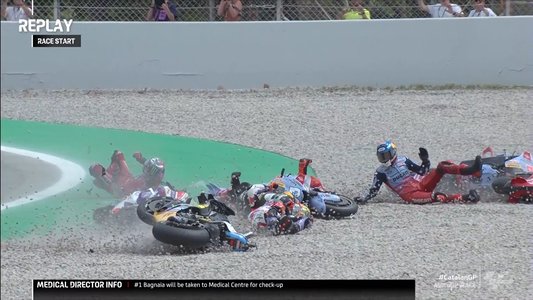 Moto GP: Accident cu mai mulţi piloţi după start de la Barcelona. Bagnaia, călcat de alt pilot, a ajuns la spital - VIDEO
