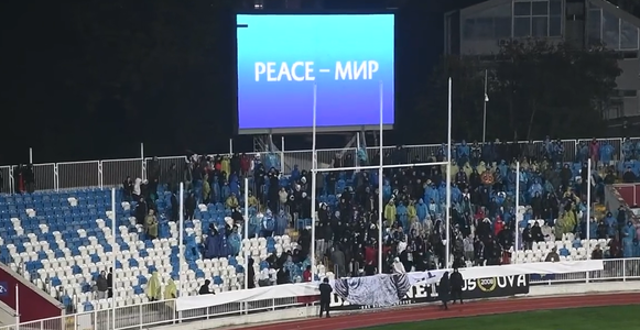 Fanii kosovari au huiduit imnul israelian la meciul de duminică, în timp ce jucătorii Israelului le aduceau un omagiu conaţionalilor lor ostatici în Gaza  – VIDEO