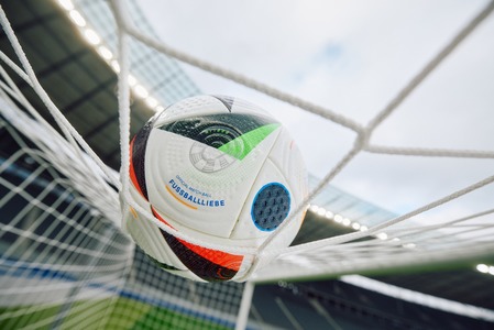 UEFA şi adidas au prezentat FUSSBALLLIEBE, mingea oficială a EURO 2024