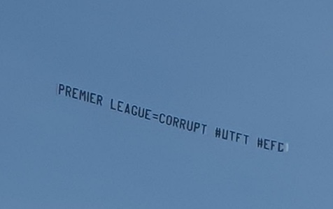 Bannere de protest deasupra Etihad Stadium, în timpul meciului echipei Manchester City - VIDEO