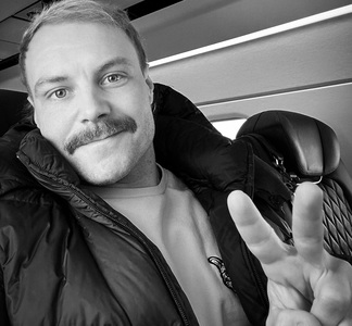 Valtteri Bottas a strâns aproape 150.000 de dolari pentru Movember cu calendarul său sexy