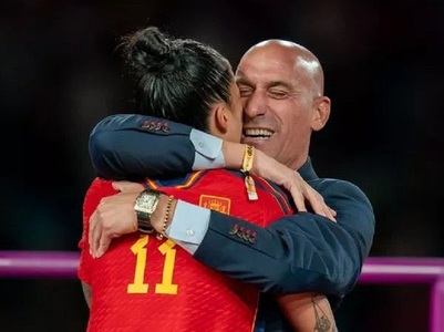 Un judecător spaniol vrea ca fostul şef al fotbalului din Spania, Luis Rubiales, să fie judecat în dosarul sărutului forţat