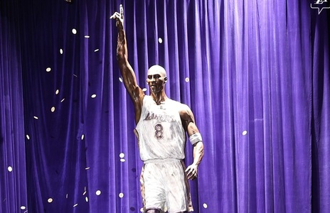 LA Lakers a dezvelit prima dintre cele trei statui ale lui Kobe Bryant - VIDEO