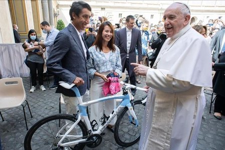 Ciclism: O bicicletă dăruită de Egan Bernal Papei Francisc a fost vândută la licitaţie cu 14.000 de euro