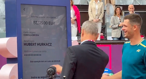 Turneul de la Estoril: Hurkacz a primit în cont premiul pentru câştigarea trofeului imediat după finală. Transferul, făcut chiar de pe teren – VIDEO