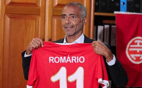 La 58 de ani, Romario revine pe teren pentru a ajuta clubul pe care îl conduce. El va juca alături de fiul său