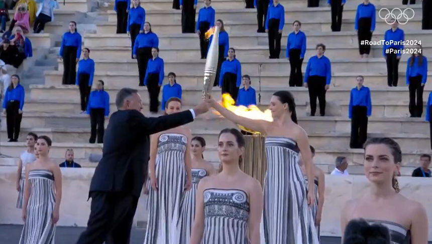 Flacăra olimpică a fost predată oficial de Grecia organizatorilor francezi ai JO - VIDEO