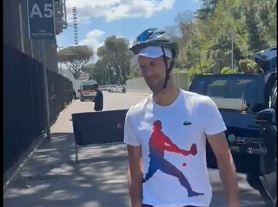 Djokovici a revenit la Foro Italico purtând o cască, după incidentul de vineri. “Astăzi am venit pregătit” - VIDEO