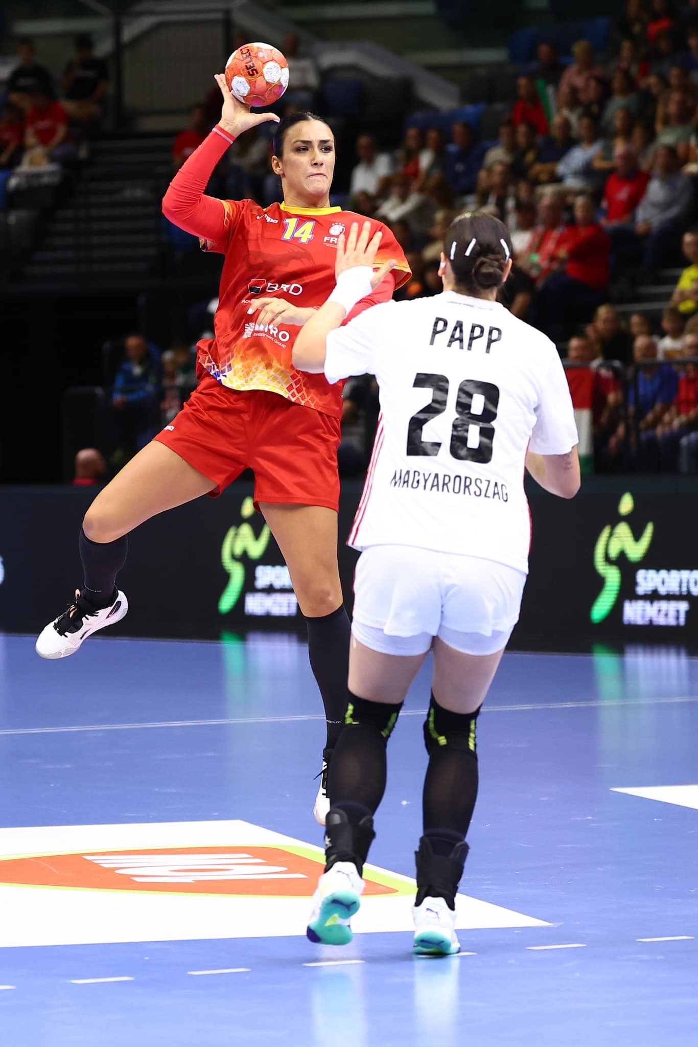 România învinge Cehia în meci dramatic la CE2024 de handbal feminin | sursa foto: News.ro România învinge Cehia în meci dramatic la CE2024 de handbal feminin | sursa foto: News.ro
