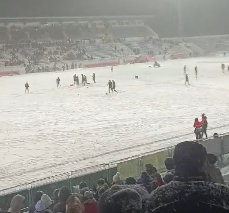 UPDATE – Superliga: Meciul Gloria Buzău – FCSB a început cu un sfert de oră întârziere, din cauza condiţiilor meteorologice