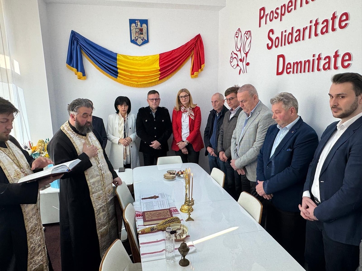 Elisabeta Lipă şi-a deschis cabinetul parlamentar din Dorohoi: Vreau să transform judeţul Botoşani într-un pol al sportului pentru întreaga regiune a Moldovei / Cabinetul a fost sfinţit de un preot