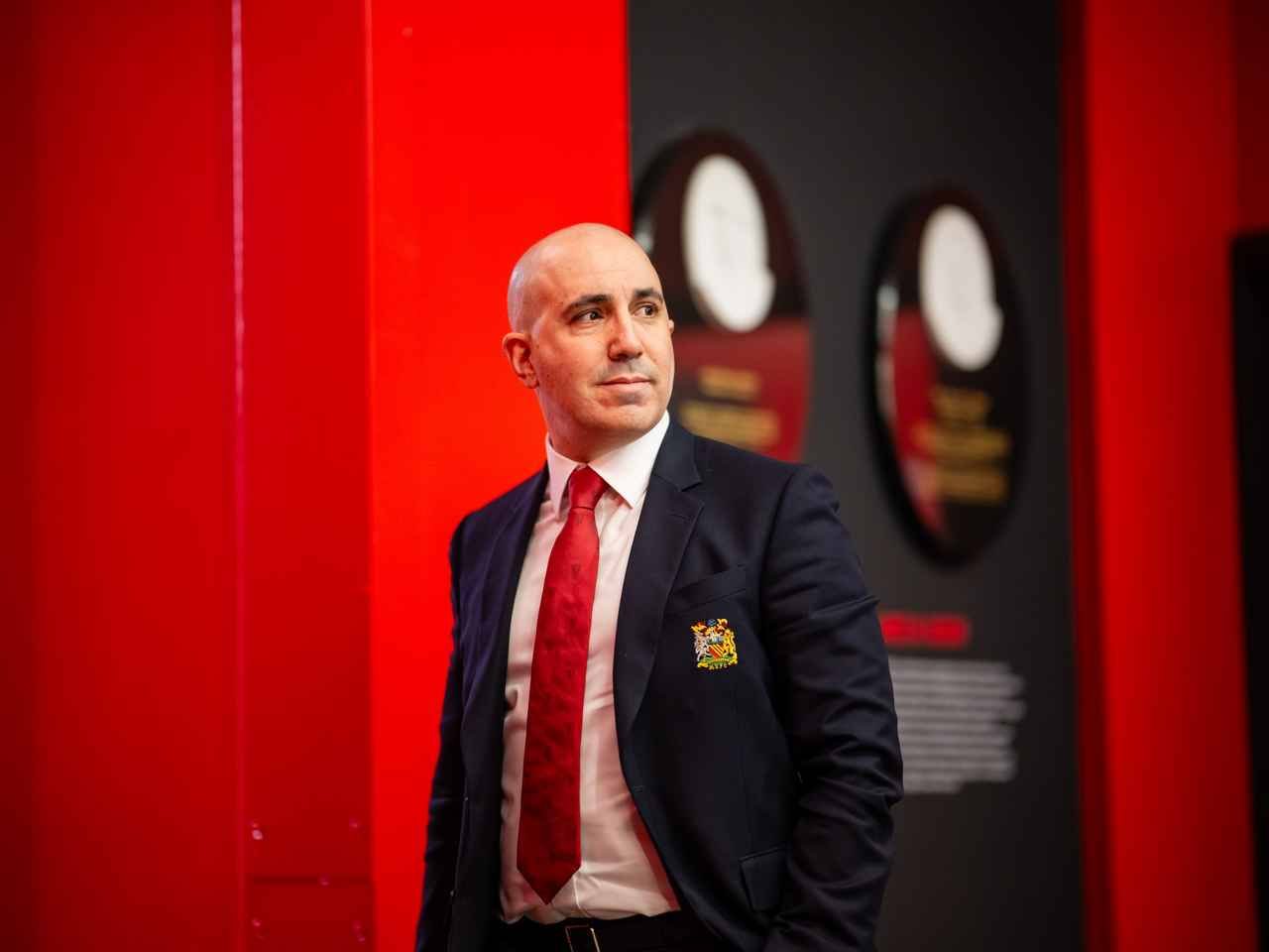 CEO-ul clubului Manchester United spune că investiţia în noul stadion ar putea afecta cheltuielile cu echipa şi competitivitatea pentru următorii cinci ani