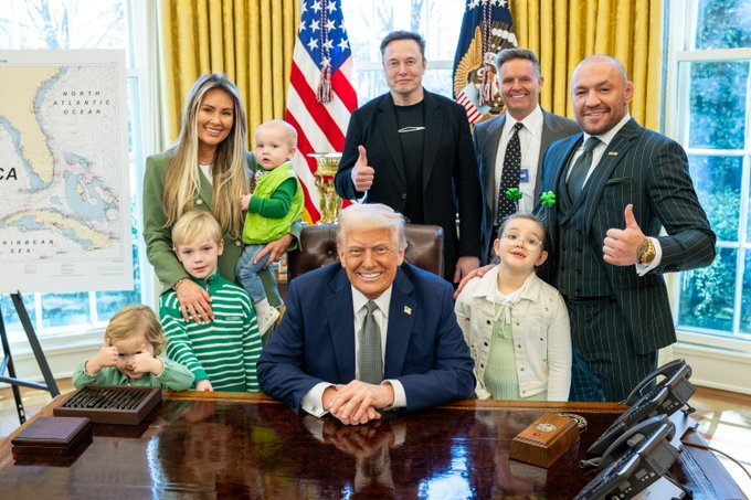 Conor McGregor s-a întâlnit cu Donald Trump. Irlandezul s-a dus în Biroul Oval cu partenera sa şi cei patru copii ai lor. La întâlnire a fost prezent şi Elon Musk – FOTO