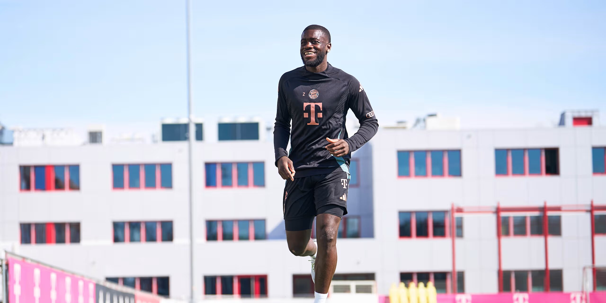Bayern Munchen: Manuel Neuer şi Dayot Upamecano şi-au reluat antrenamentele cu mingea