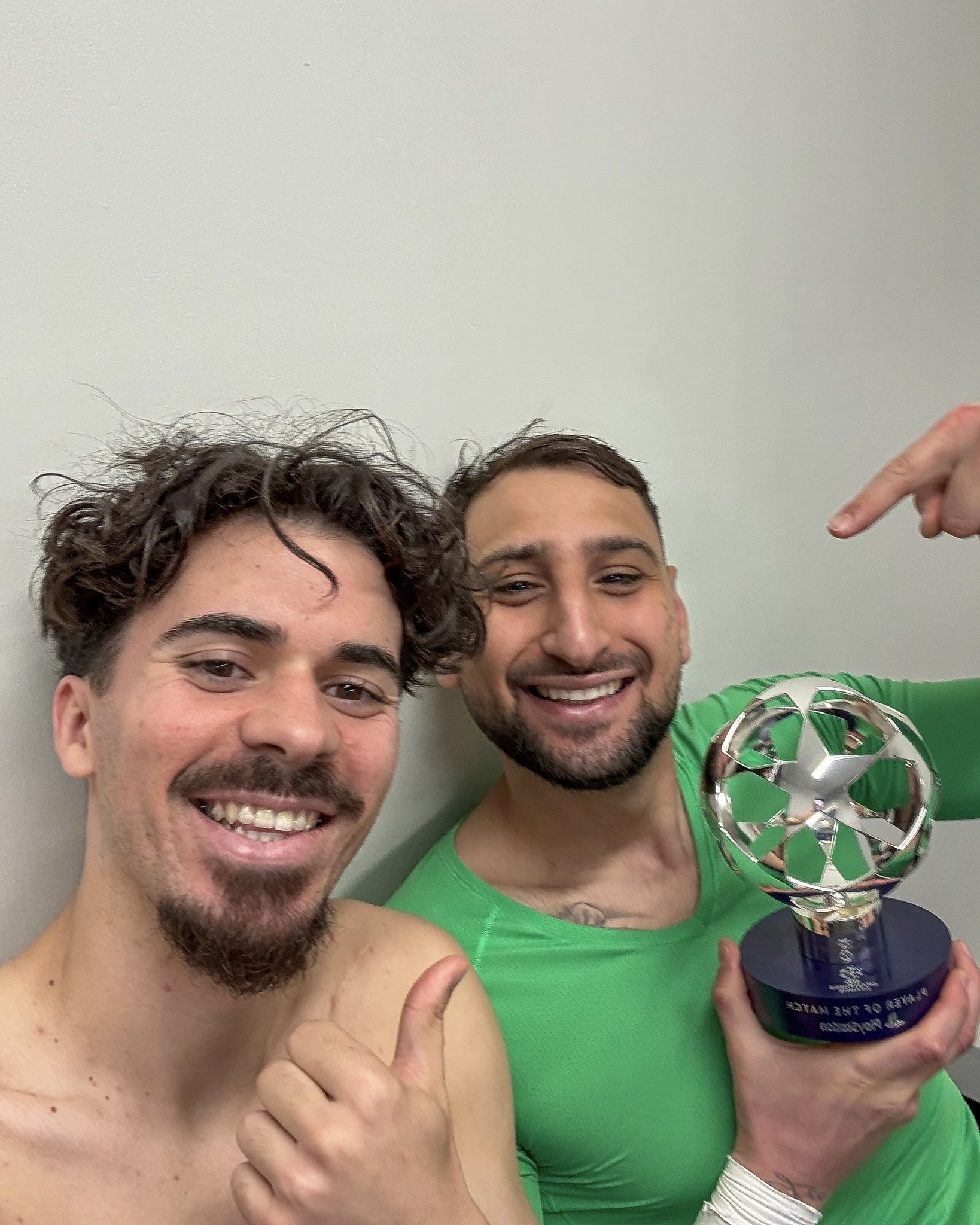 Arsenal – PSG: “Adevăratul MVP”. Vitinha i-a dat lui Donnarumma trofeul său pentru omul meciului