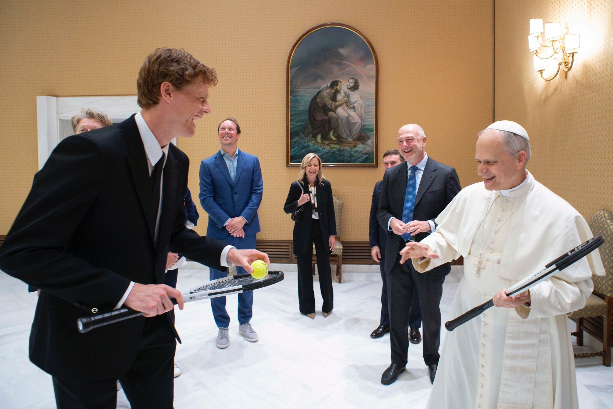 Papa Leon al XIV-lea l-a primit la Vatican pe Jannik Sinner. “Vreţi să jucăm puţin?” “Mai bine nu!” – VIDEO