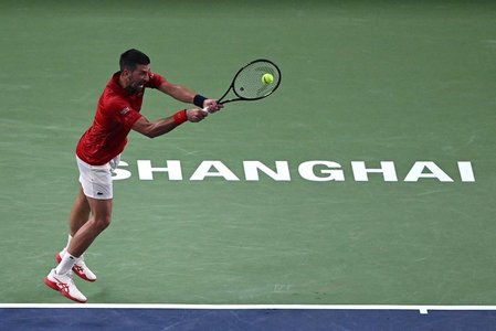 Condiţiile meteo de la Shanghai l-au afectat pe Novak Djokovici. Fostul lider mondial a vomitat pe teren la meciul din turul trei - VIDEO