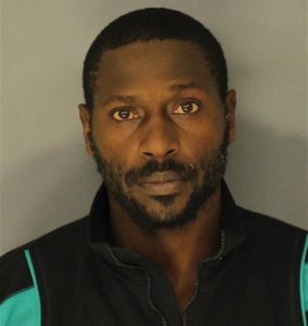 NFL: Căutat de poliţia din Miami de câteva luni pentru tentativă de omor, Antonio Brown a fost arestat în Dubai şi extrădat în SUA