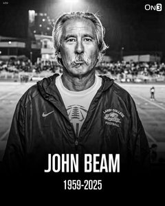 Dramă în California: Un antrenor de fotbal universitar devenit eroul unui documentar Netflix a fost împuşcat mortal