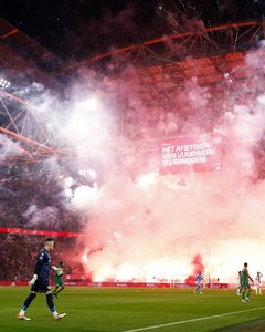 Meciul Ajax-Groningen, oprit din cauza fumigenelor aprinse în memoria unui suporter, se va relua fără spectatori