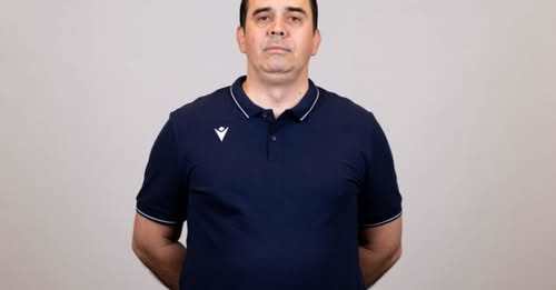 Augustus Constantin, observator arbitri în Liga Campionilor, discutând cu oficiali înaintea meciului Bayern - Sporting la Munchen. | sursa foto: News.ro