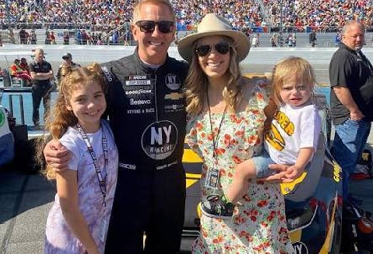 Greg Biffle în costum de pilot Nascar, alături de familia sa, ilustrând cariera Nascar și impactul accidentului aviatic fatal asupra familiei Greg Biffle. | sursa foto: News.ro