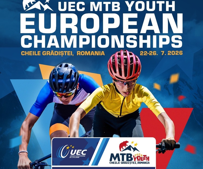 Tineri cicliști în echipament complet parcurg un traseu montan tehnic la Campionatul European MTB tineret, Cheile Grădiştei, ciclism montan România. | sursa foto: News.ro