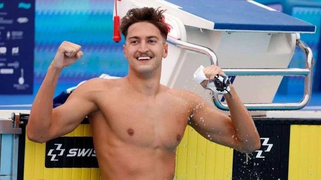 Denis Popescu în costum de înot al CS Dinamo, pregătindu-se pentru Campionatul European U23, pe marginea bazinului de înot. | sursa foto: News.ro