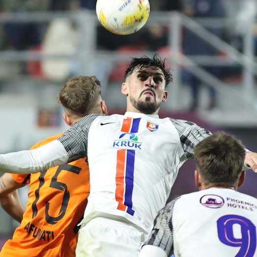 Alexandru Albu în tricoul echipei Chindia Târgovişte pe teren, în timpul unui meci din Liga 2, înainte de rezilierea contractului | sursa foto: News.ro